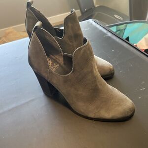 Vince Camuto Size 9 Leather Ankle Booties Cut Out
